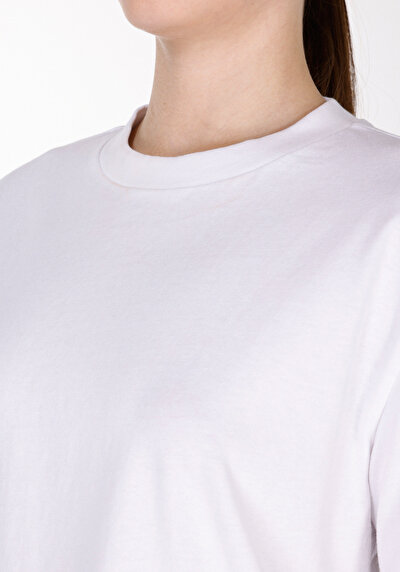 صورة من رقبة مستديرة مستقيم نسائي أبيض بأكمام قصيرة تي شيرت