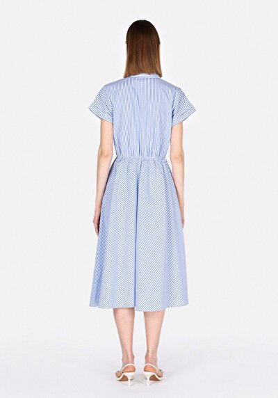 صورة من عادي فستان أزرق نسائي