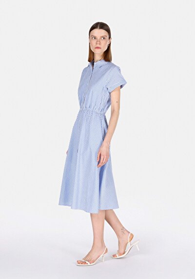 صورة من عادي فستان أزرق نسائي