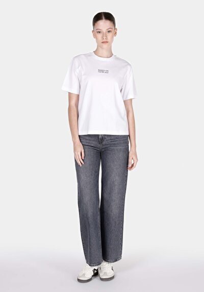 صورة من رقبة مستديرة مطبوعة نسائية أبيض قصيرة أكمام تي شيرت