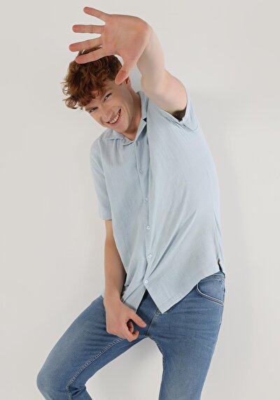 صورة من قميص عادي رقبة مستقيم رجالي أزرق كم قصير قميص