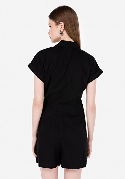 صورة من فستان نسائي أسود عادي