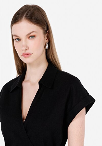 صورة من فستان نسائي أسود عادي