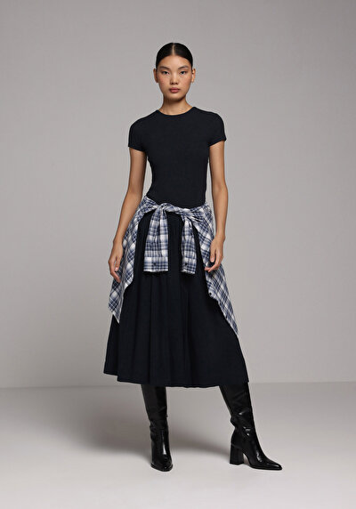 صورة من ضيق قصة رقبة مستديرة مستقيم نسائي أسود كم قصير تي شيرت