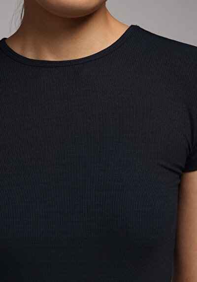 صورة من ضيق قصة رقبة مستديرة مستقيم نسائي أسود كم قصير تي شيرت