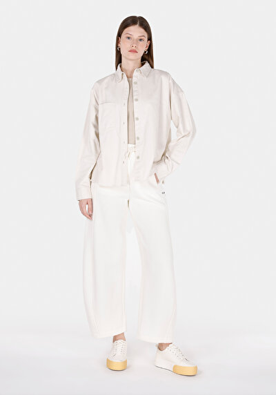 صورة من أبيض للنساء بنطال رياضي