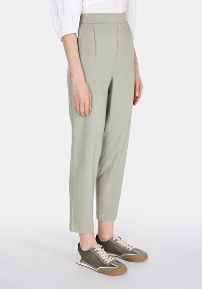 صورة من أخضر للنساء بناطيل