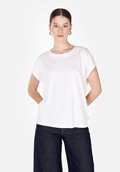 صورة من   رقبة مستديرة مستقيم نسائي أبيض بأكمام قصيرة تي شيرت