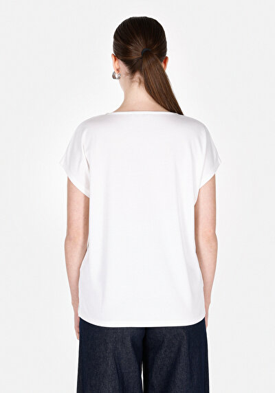 صورة من رقبة مستديرة مستقيم نسائي أبيض بأكمام قصيرة تي شيرت