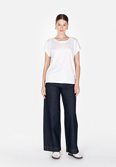 صورة من رقبة مستديرة مستقيم نسائي أبيض بأكمام قصيرة تي شيرت