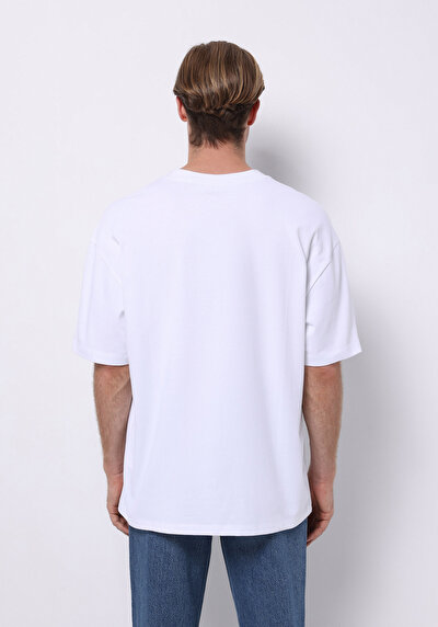 صورة من كبير الحجم رقبة مستديرة مستقيم تي شيرت أبيض بأكمام قصيرة للرجال