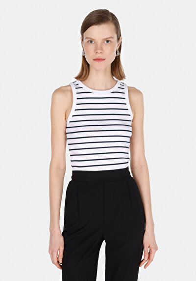 صورة من سليم فيت بلوزة دبابة بيضاء للنساء