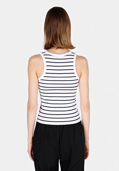 صورة من سليم فيت بلوزة دبابة بيضاء للنساء