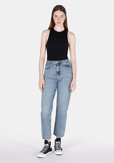 صورة من   مستقيم الساق نسائي نيلي الجينز