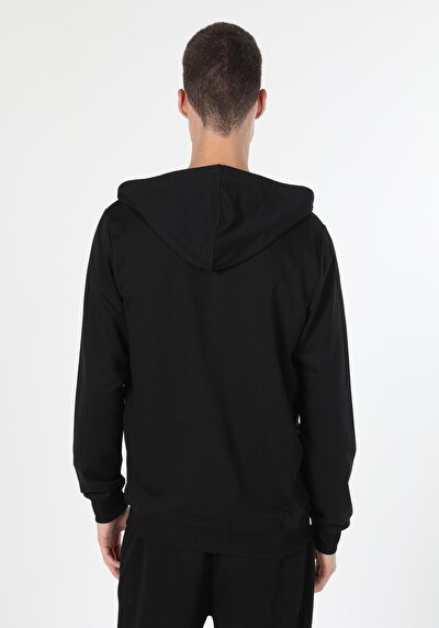 صورة من سويت شيرت رجالي أسود مقنع عادي