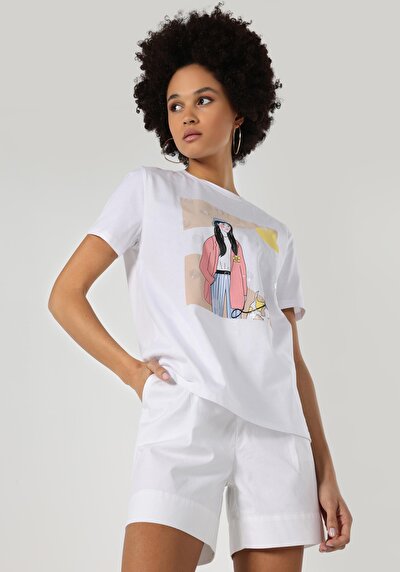 صورة من أبيض للنساء تي شيرت بأكمام قصيرة