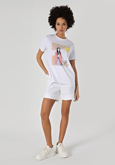 صورة من أبيض للنساء تي شيرت بأكمام قصيرة