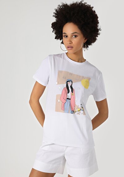 صورة من أبيض للنساء تي شيرت بأكمام قصيرة