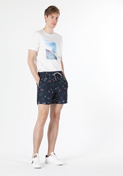 صورة من أزرق بحري للرجال شورت سباحة