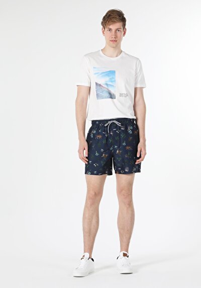 صورة من أزرق بحري للرجال شورت سباحة