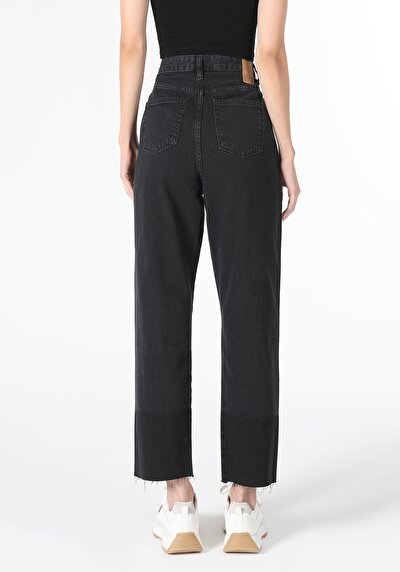 اعرض التفاصيل لـ   مستقيم الساق الجينز النسائي