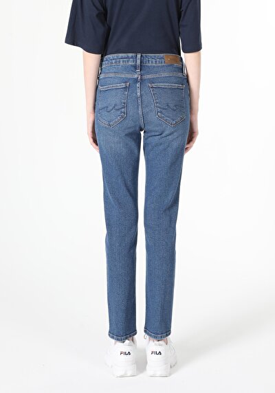 صورة من دينيم للنساء بناطيل