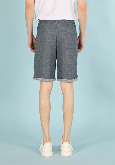 صورة من أزرق للرجال شورت