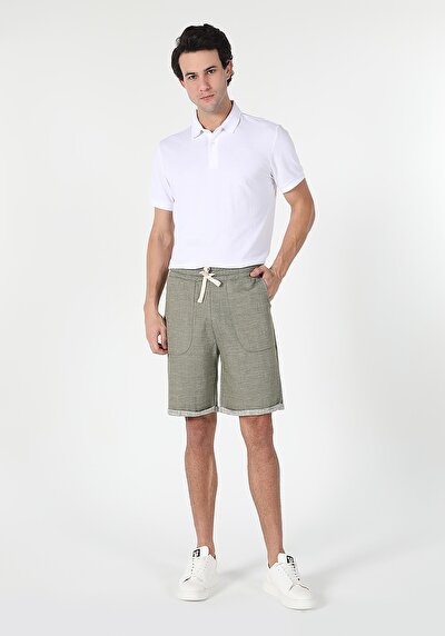 صورة من أخضر للرجال شورت