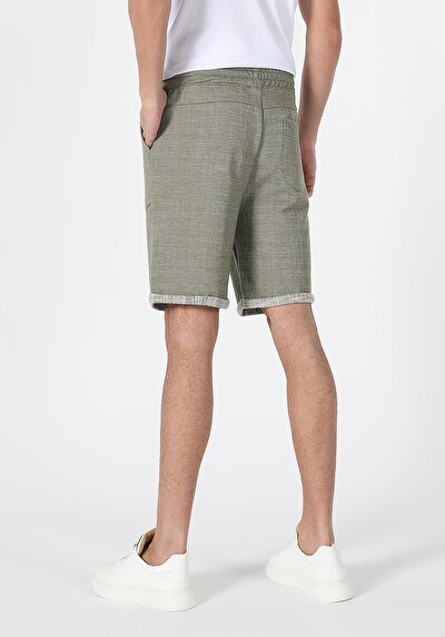 صورة من أخضر للرجال شورت