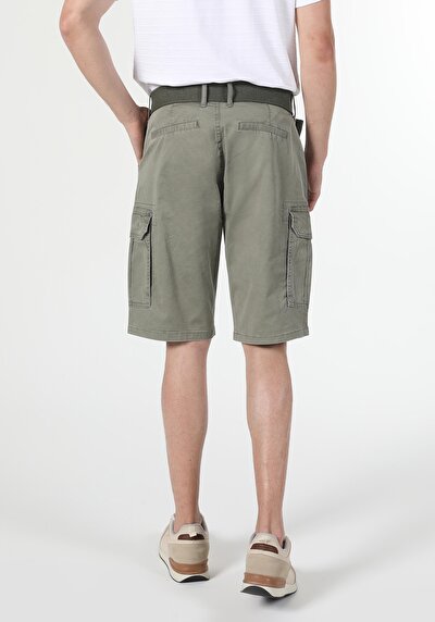 صورة من أخضر للرجال شورت