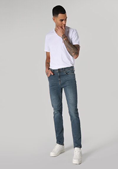 صورة من أسود للرجال بناطيل