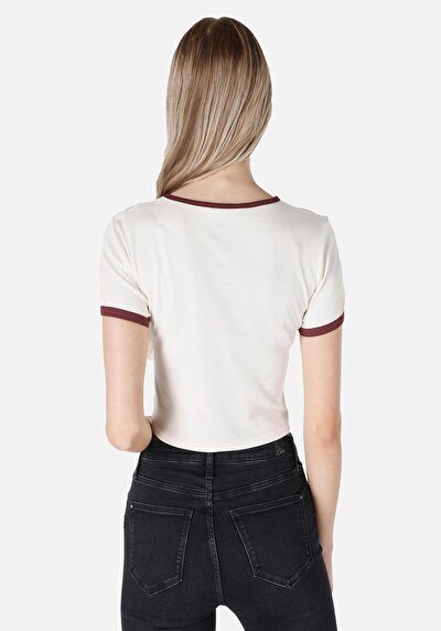 صورة من ضيق قصة رقبة مستديرة نسائي أبيض كم قصير تي شيرت