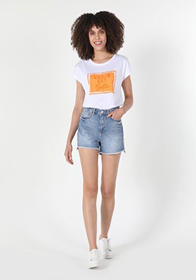 صورة من دينيم للنساء شورت