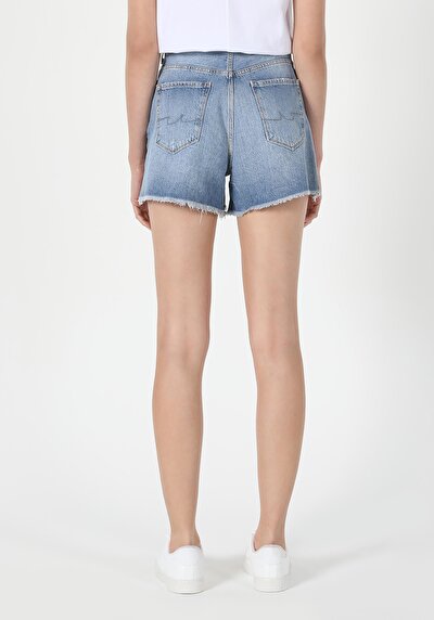 صورة من دينيم للنساء شورت