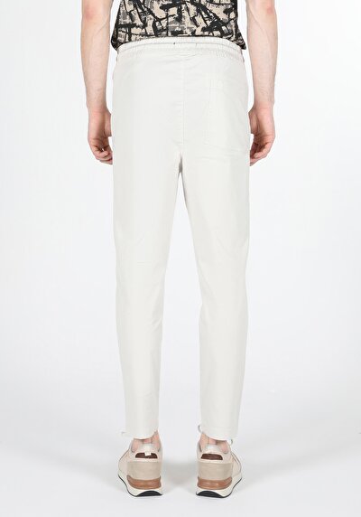 صورة من أبيض للرجال بناطيل