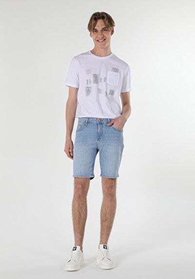 صورة من أزرق فاتح للرجال شورت