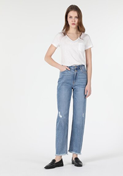 صورة من رقبة على شكل حرف V مستقيم نسائي أبيض بأكمام قصيرة تي شيرت