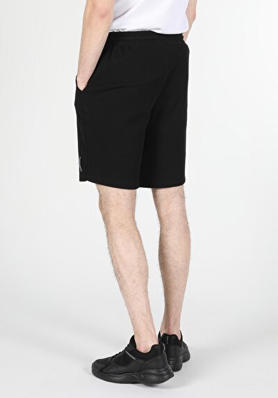 صورة من أسود للرجال شورت