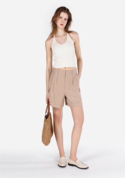 صورة من عادي بقصة مرتفعة الخصر شورت نسائي بيج