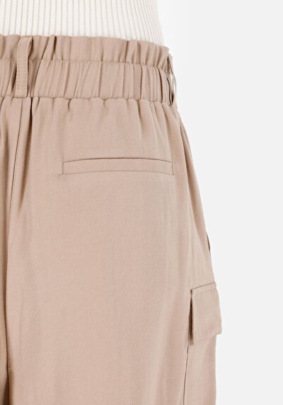 اعرض التفاصيل لـ عادي بقصة مرتفعة الخصر شورت نسائي بيج