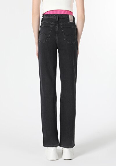 صورة من عادي مناسب ارتفاع الخصر كامل الساق جينز نسائي جينز