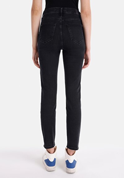 صورة من نحيف الخصر مستقيم الساق الجينز النسائي