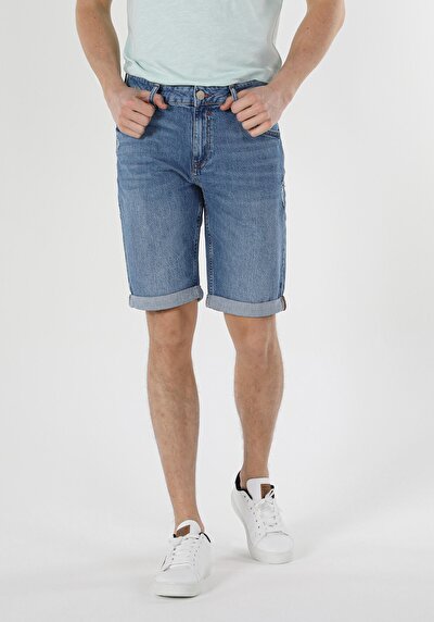 صورة من أزرق للرجال شورت