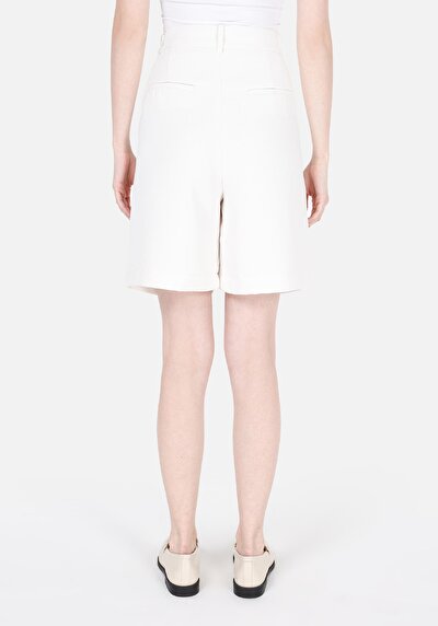 صورة من عادي مناسب خصر عالي مستقيم شورت نسائي أبيض