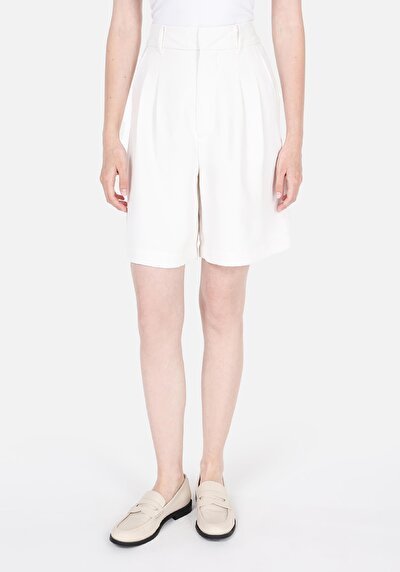 صورة من عادي مناسب خصر عالي مستقيم شورت نسائي أبيض