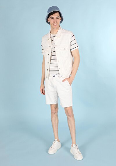 صورة من سترة بيضاء رجالية كلاسيكية غير مبطنة مع أزرار ذوي الياقات البيضاء