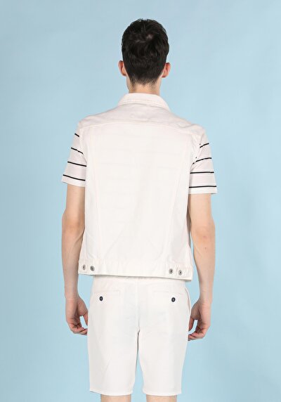 صورة من سترة بيضاء رجالية كلاسيكية غير مبطنة مع أزرار ذوي الياقات البيضاء