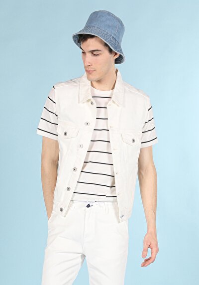 صورة من سترة بيضاء رجالية كلاسيكية غير مبطنة مع أزرار ذوي الياقات البيضاء