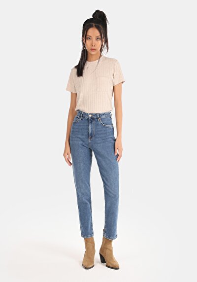 صورة من بنطلون جينز نيلي نسائي سليم