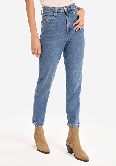 صورة من بنطلون جينز نيلي نسائي سليم